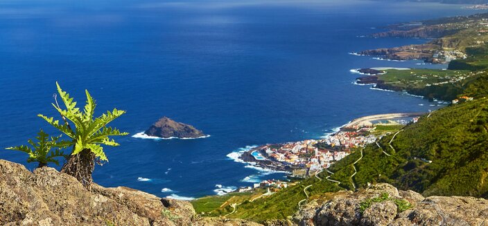 Amera -Küste Teneriffas mit dem Küstenort Garachico, Kanarische Inseln