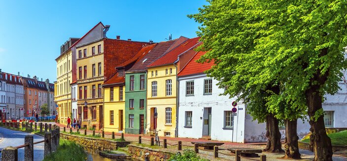 Amera -Malerischer Bachlauf in Wismar, Deutschland