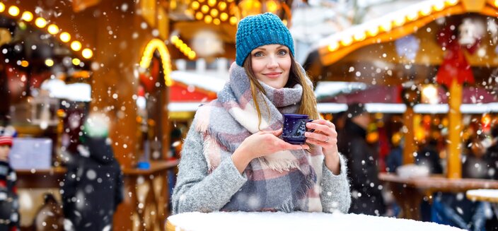 Amera -Menschen auf dem Weihnachtsmarkt