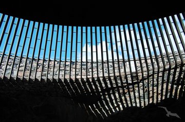 Fenster in der Felsenkirche in Helsinki, Finnland