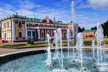 Springbrunnen vor dem Kadriorg Palast in Tallinn, Estland