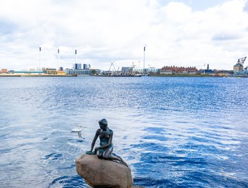 Die kleine Meerjungfrau an der Uferpromenade in Kopenhagen, Dänemark