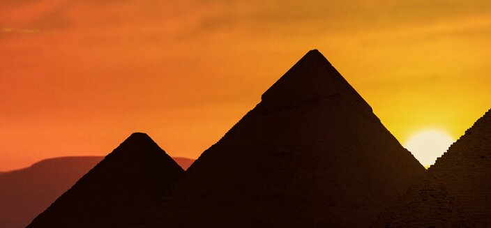 Pyramiden von Gizeh im Sonnenuntergang