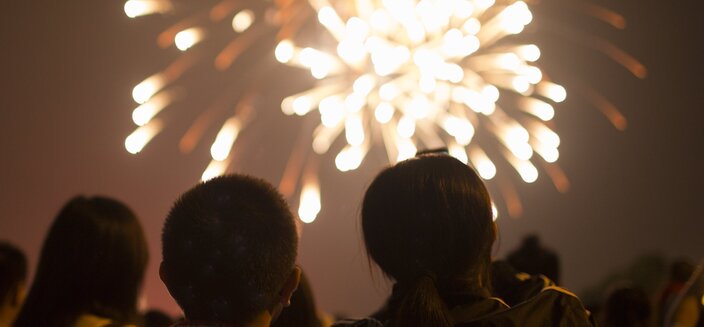 Swiss Crystal -Menschen schauen Feuwerk an